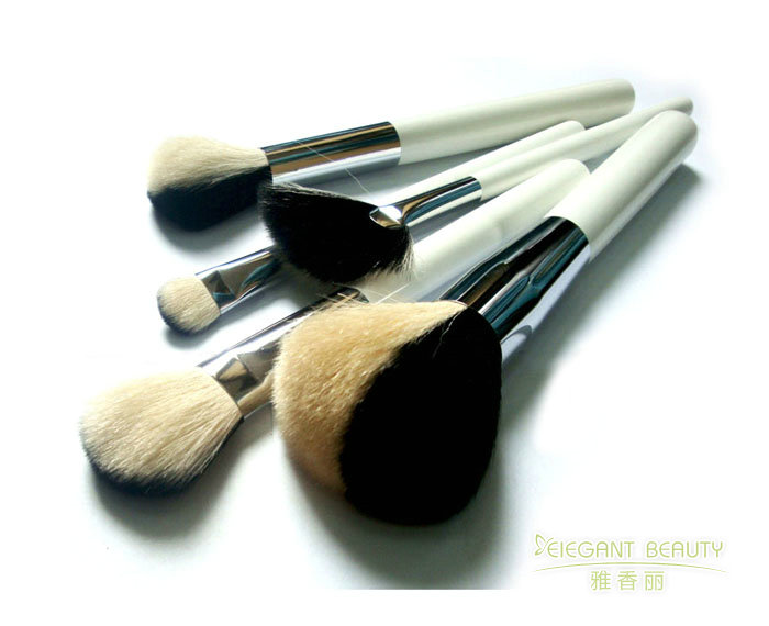 天然材质VS合成材质：成套草莓视频黄色软件的材质选择